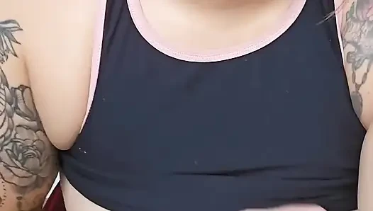 Döl banyosu yapmaya hazırım, hissetmem için yarağını koltuk altıma sürmeni seviyorum