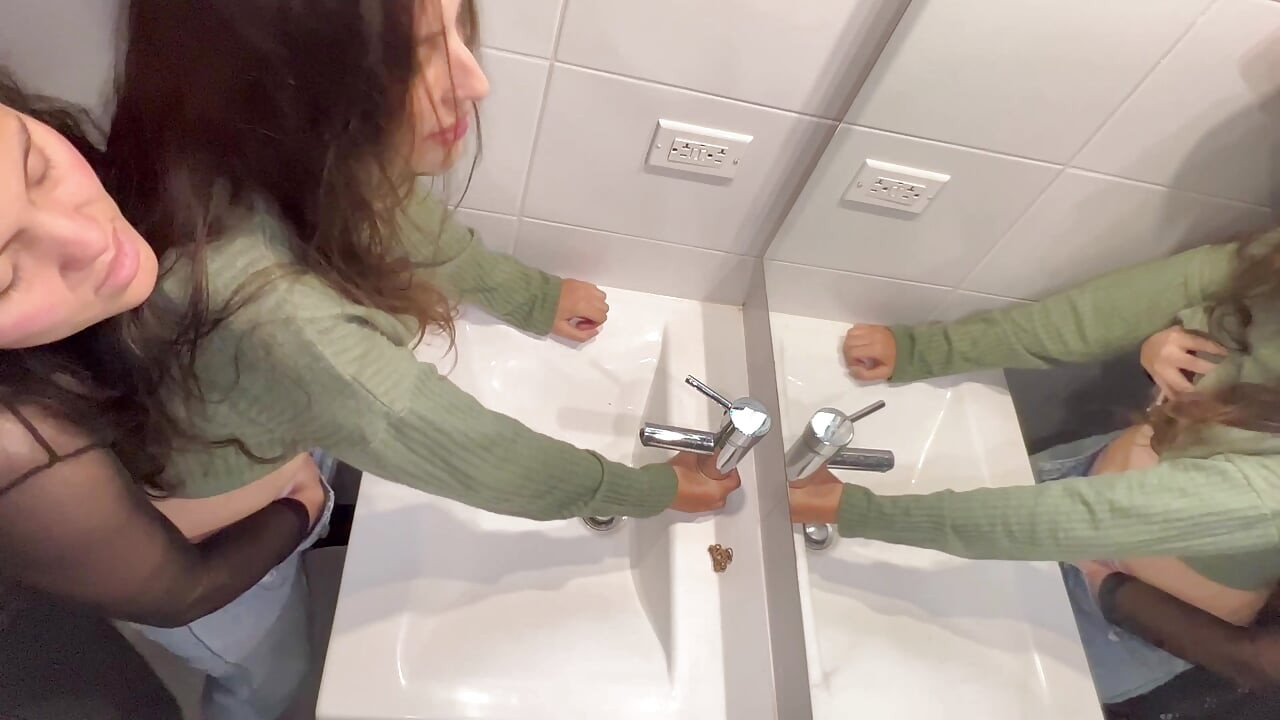 友達が長い指を私の濡れた膣に差し込んで、励ましてくれる