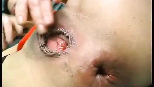 Брюнетка в чулках соблазняет ее дырки секс-игрушками, едой и бутылками