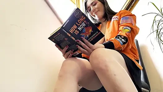 Hot Tight Puffy Pussy Sexy Brunette Social Media Influencer No Panties i...