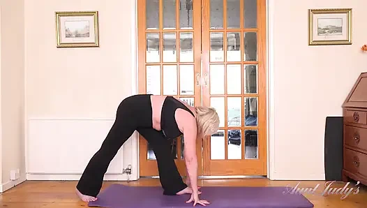 Auntjudys - büyük memeli olgun orta yaşlı seksi kadın Amy - yaramaz yoga egzersizi