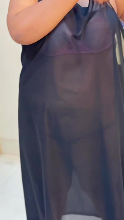 大きな胸と巨大なお尻の裸の義理の妹!