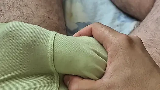 Tombul, etli Bulgar yarağı bir sperm çeşmesini dışarı atıyor.