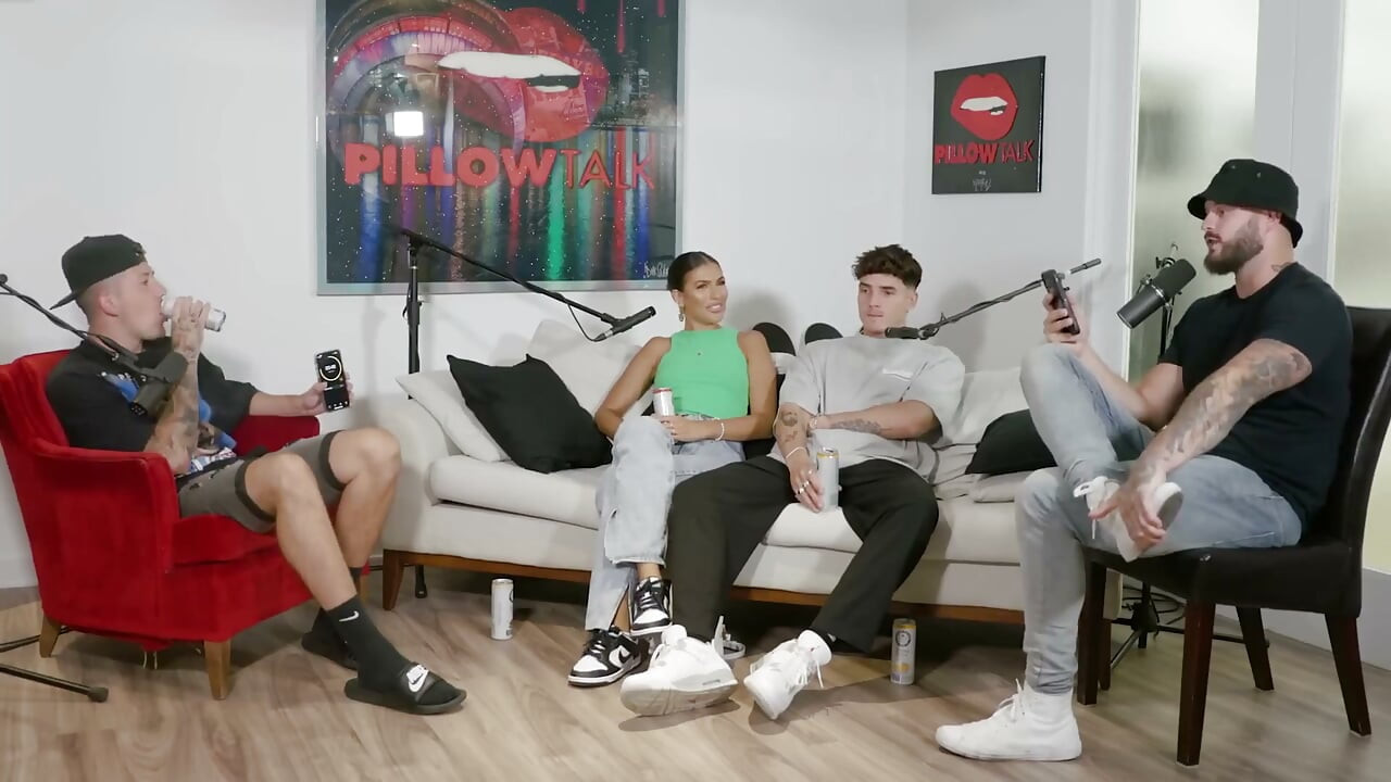 Cam Holmes on, ben Emily Faye Miller ile birlikte