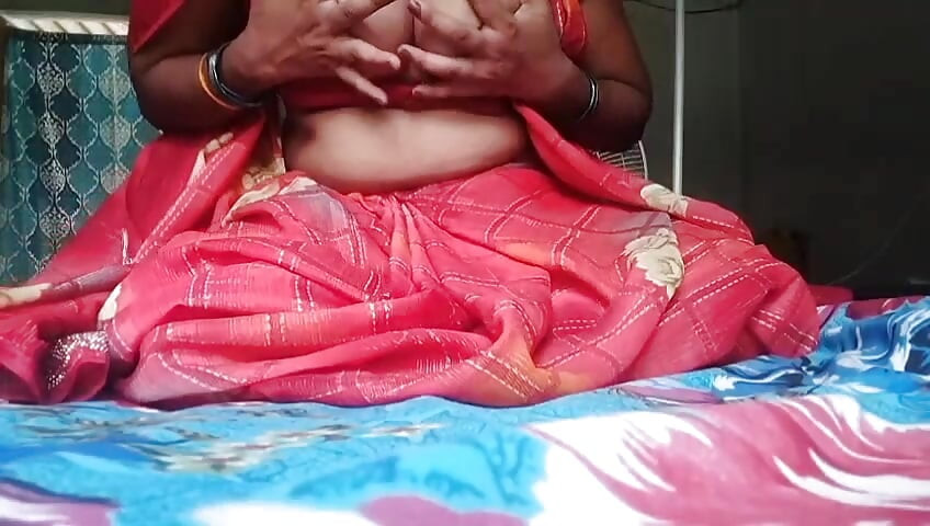 Sister-in-law with big pussy put her finger in her pussy and took out the water from the pussy with a sex vibrator.