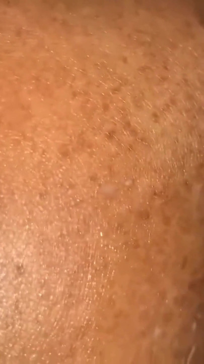 Yakın çekim büyük göğüslerimi sağıyor