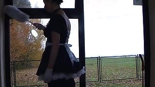 Dieses französische zimmermädchen in ihrer klassischen schwarz-weißen sexy uniform putzt ihr zimmer