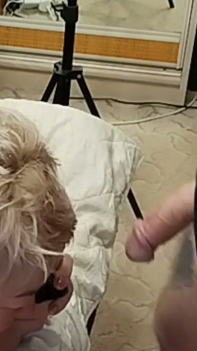 Stepmom ignores my wank and I cum on her hair | Clip 2