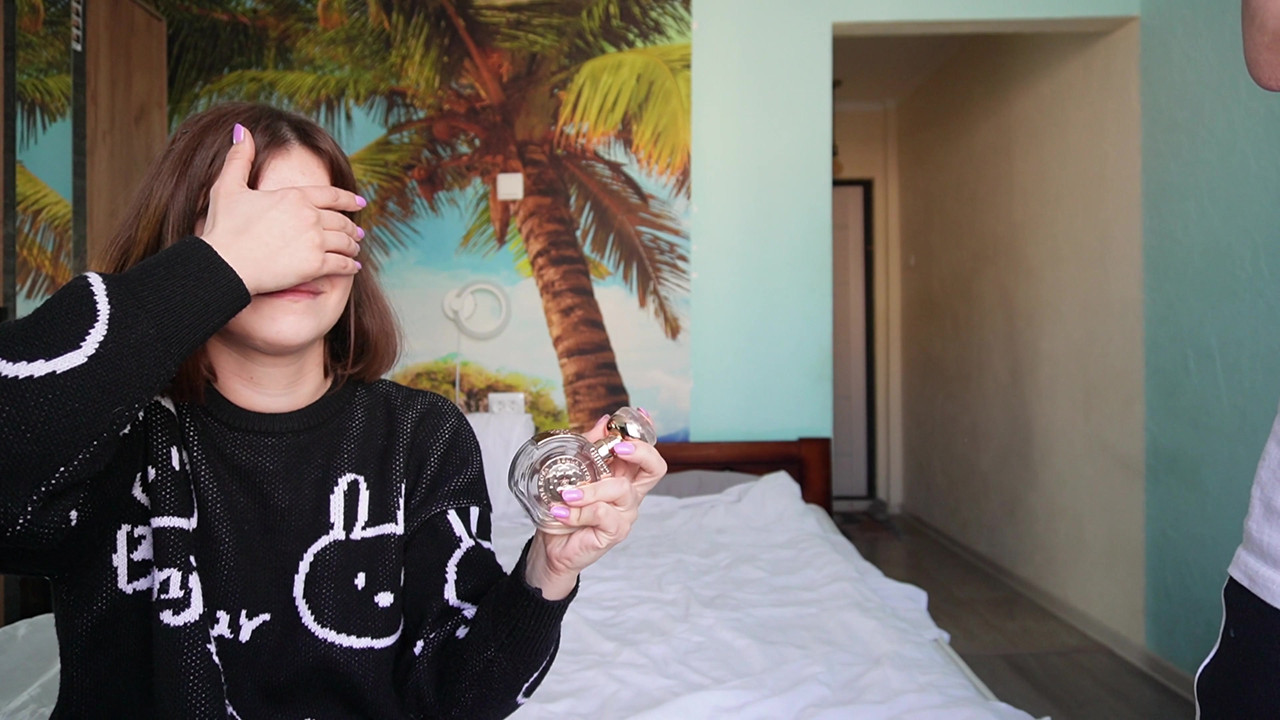 流行的在线游戏在视频博客期间变成继兄弟和继妹之间的性爱