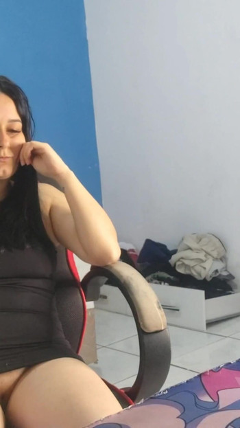 Mora podeliti trenutak iz "Zgodna žena dočekuje svog komšiju tehničara za računare u veoma provokativnom odelu i dozvoljava mu da je jebe"