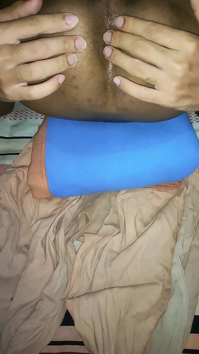 巨大なペニスを取るために私のお尻を準備する