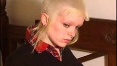 Блондинка Лілі в картатій спідниці і чорних трусиках fm14