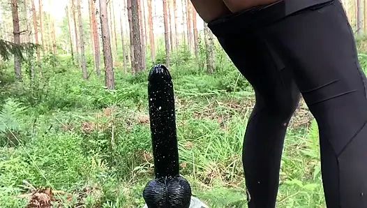 Ormanda yarıda kesilen dildo oyunu