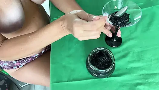 Olgun üvey anne damızlık boğa sağıyor yemek fetişi.