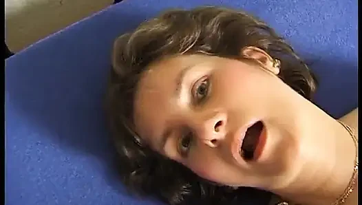Reife, nackt auf dem bett legen