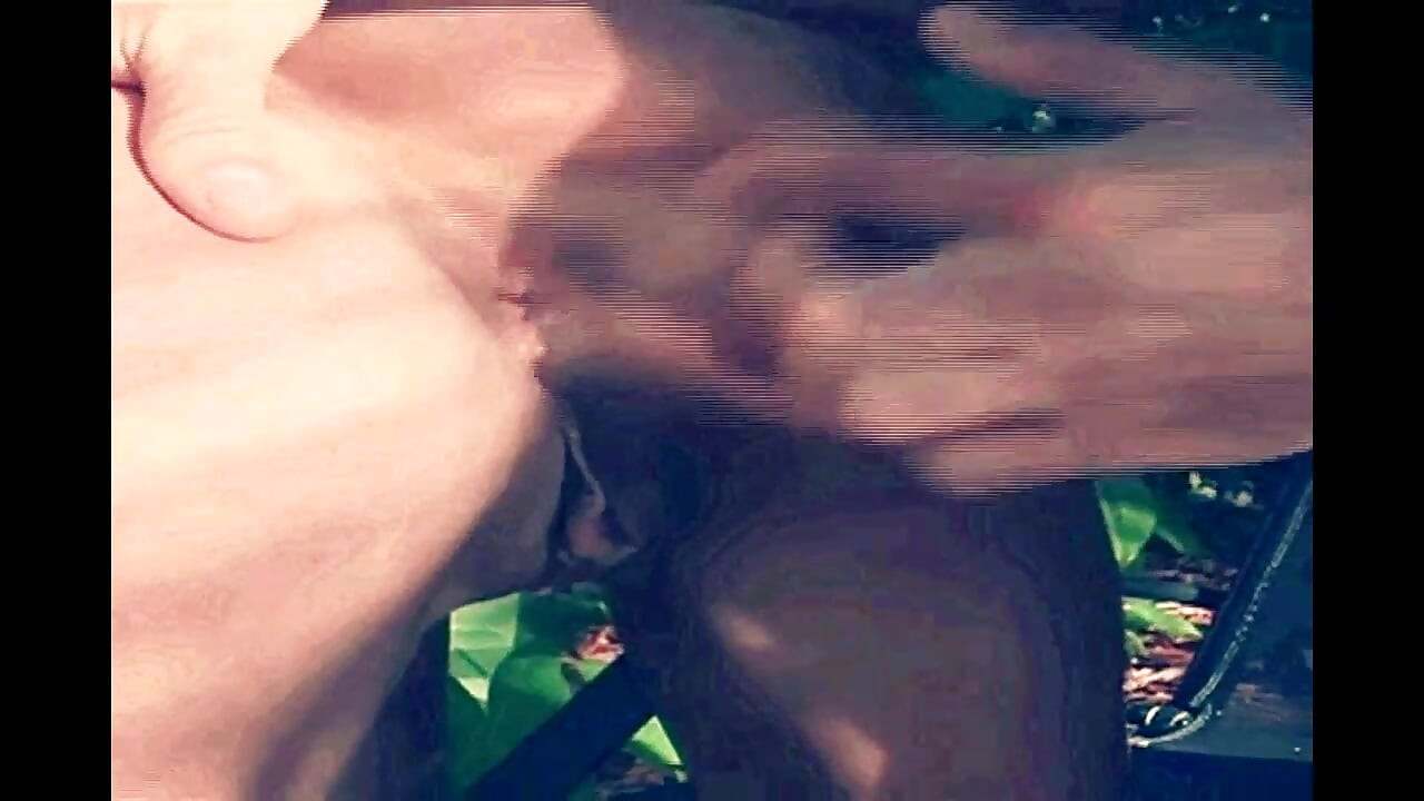 Zrela plavuša želi duboko analno jebanje