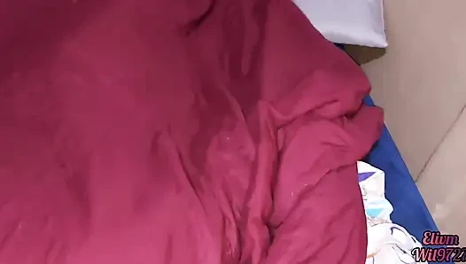 Genç üvey kızım televizyon izlerken yatağıma giriyor