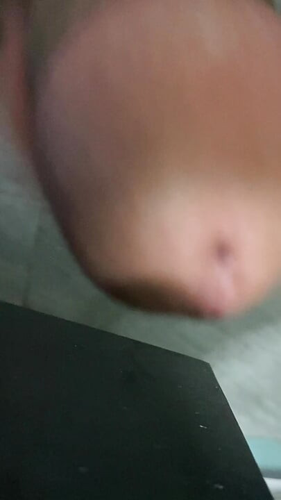 In the bathroom, there was a cock that was getting an erection, only knowing how to endure it, not having to do it