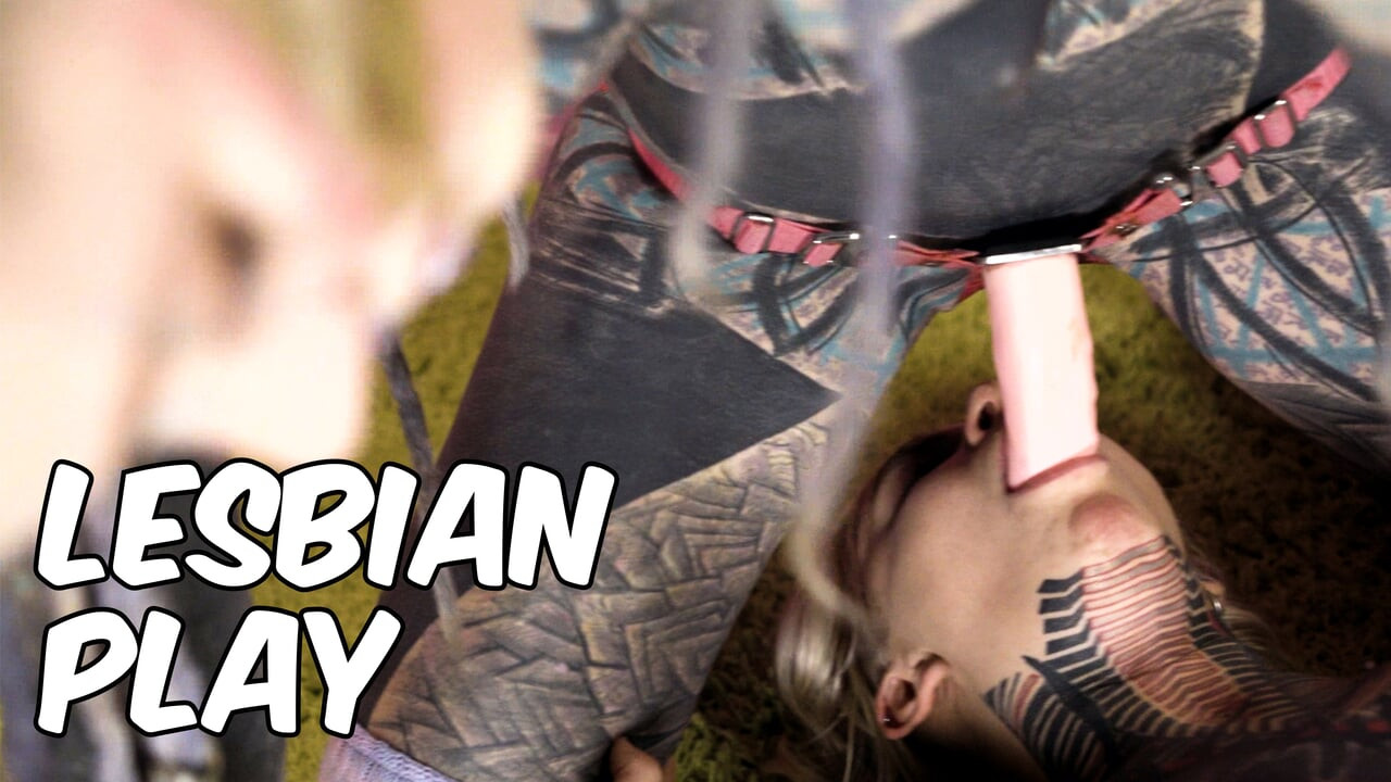 فتيات ALT موشومات يتمتعن بمتعة مثلية جامحة مع حزام على