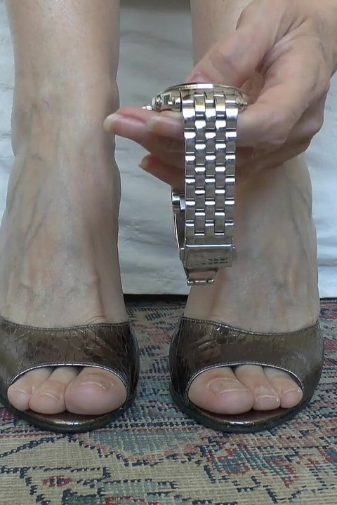 The High-heel Goddess Shows off Her Sexy Antique-silver Mules