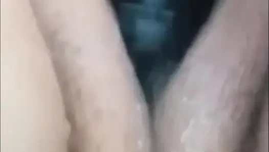 Masturbuje her dildo