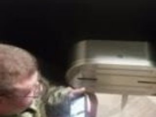 Facet z armii przyłapany na szarpaniu w kabinie