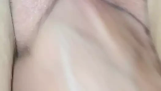 Fisting sampai orgasme sampai dia berteriak sangat keras dan ingin berhenti.