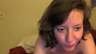 Menina magra com peitos fofos na webcam