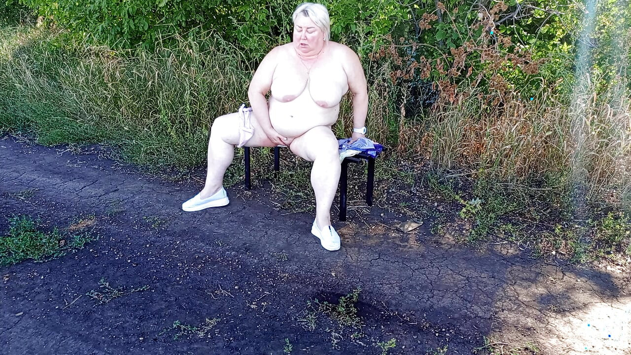 Susjeda u parku se svlači i masturbira do orgazma na klupi