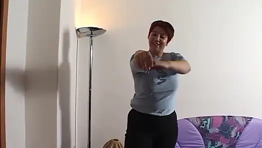 Pelacur trans Ahegao fingering pantat sambil membelai kontol