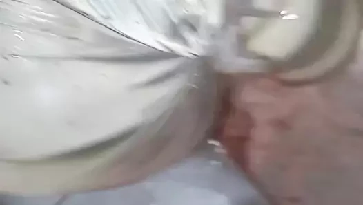 Cewek sange ini lagi asik muasin memeknya pakai mainan seks favoritnya di kamar mandi💦