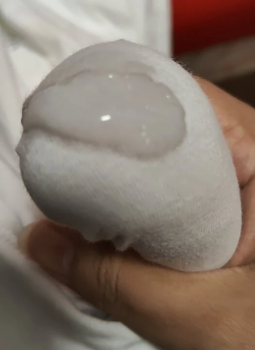 Air mani menembusi pakaian rakan sekerja yang cantik