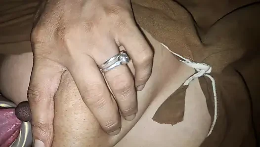 Büyük memeli kayınbiraderi kocasının arkadaşıyla sikişiyor. Seks videosu