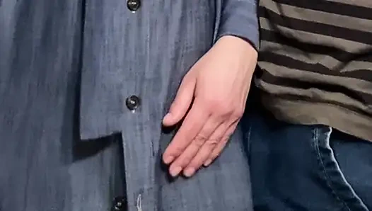 Omg! Pria tua mesum lagi asik fingering memeknya di kereta bawah tanah