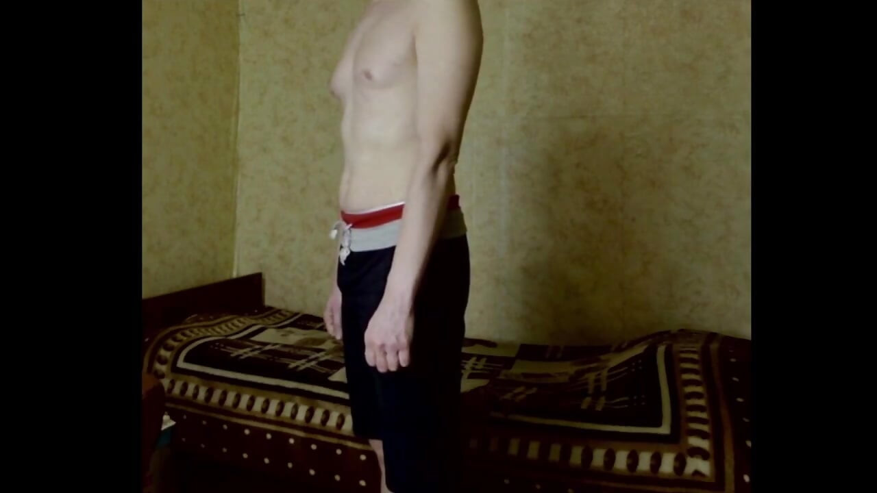 Молодой парень с несовершенным телом крутится перед камерой в разной одежде и показывает свое нижнее белье.