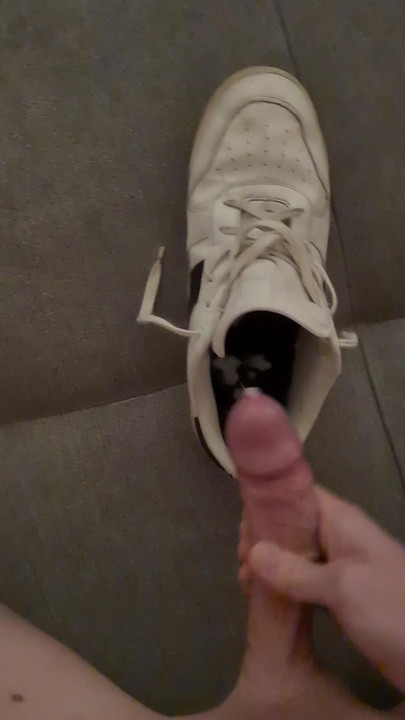 Napaljeni Tip Svršava na Svoju Nikeu