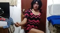 Joselynne cd szexi piros ruhában és magassarkúban megmutatja a seggét és a lábát