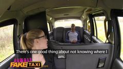 Female Fake таксист на заднем сиденье грудастого минета для счастливого ебаря