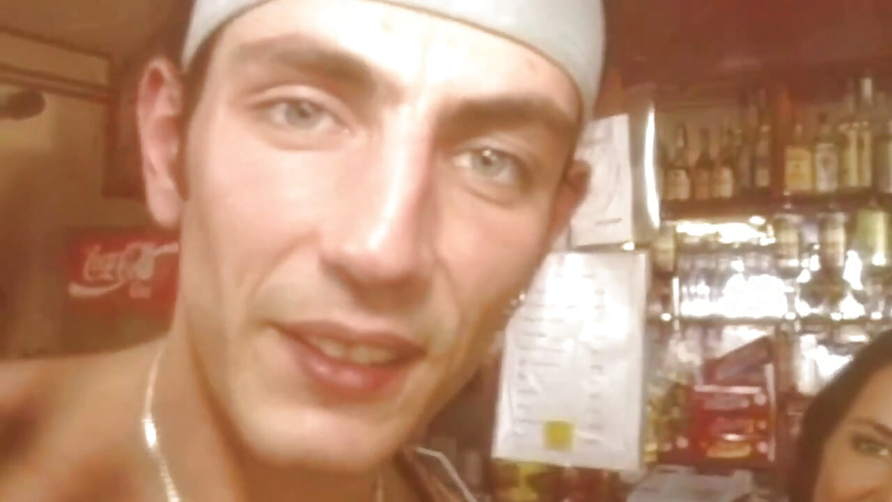 Brunetka w pończochach ssie kutasa i zostaje zerżnięta