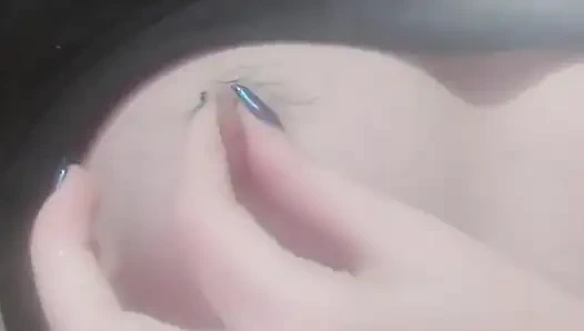 Spiel mit meinen haarigen brustwarzen