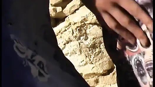 İri göğüslü harika hatun açık havada amını yalatıyor