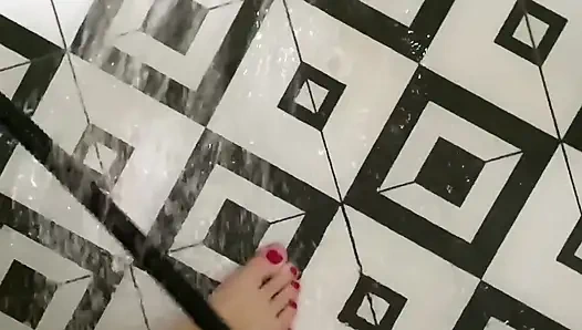 Pergilah ke kamar mandi untuk bersenang-senang. Lebih banyak kaki untukmu