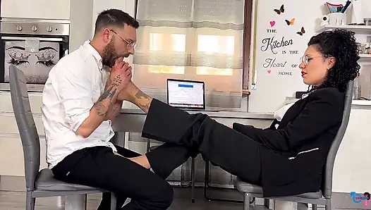 Rekan dengan kaki yang sakit memijat dan menjilat dengan pantyhose, dengan imbalan blowjob