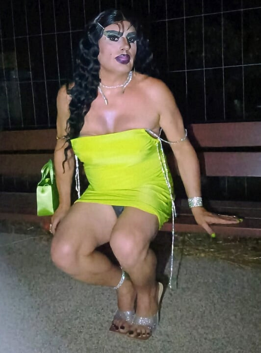 Prekrasna zrela kurva transvestit puši, pravi striptiz i svršava u parku