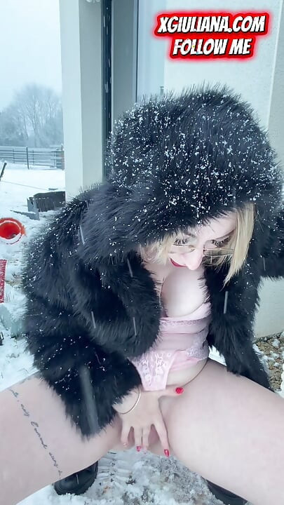 ジュリアナ、このディルドとこれがノルマンディーの雪の下で気持ちいい