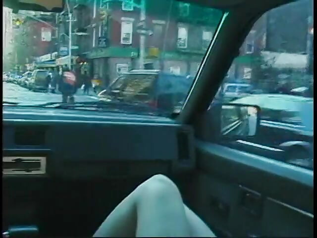La pelirroja que la debata en el coche en el tráfico de la ciudad