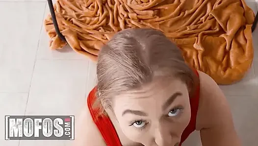 Mofos - azgın ve yapışkan kız arkadaş Callie Black her deliğe doldurulmak için yalvarmayı bırakamıyor