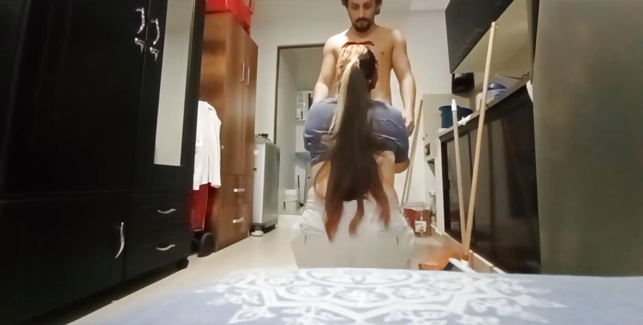 Increíble! Mi tía entró a la casa cuando estaba desnuda y cayó en la trampa