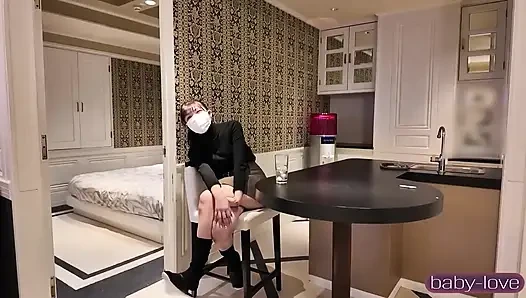 Sosok yang menakjubkan menarik perhatian di mana-mana saat hari musim dingin yang tenang perlahan bergeser menjadi malam pribadi pertama
