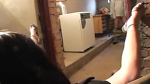 Koyu saçlı genç amcık yalıyor ve yaşlı adam tarafından sikiliyor